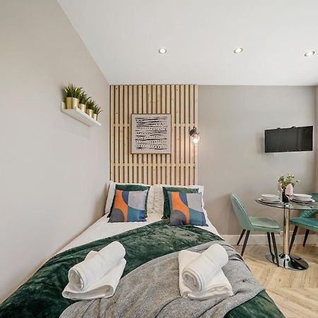 Cosy Heathrow Studios - Parking - Garden Londra Esterno foto
