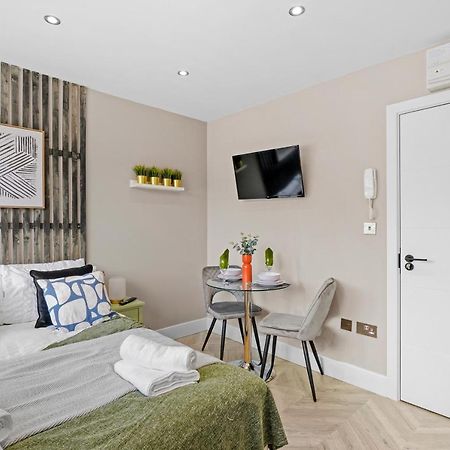Cosy Heathrow Studios - Parking - Garden Londra Esterno foto
