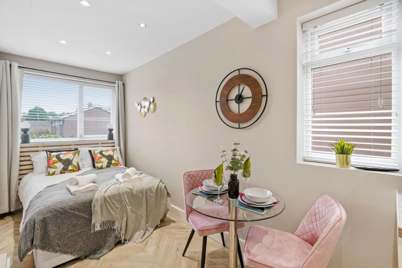 Cosy Heathrow Studios - Parking - Garden Londra Esterno foto