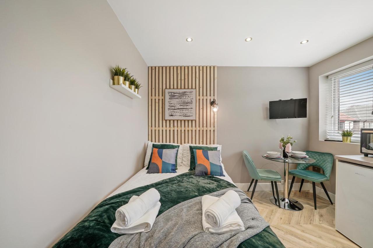 Cosy Heathrow Studios - Parking - Garden Londra Esterno foto