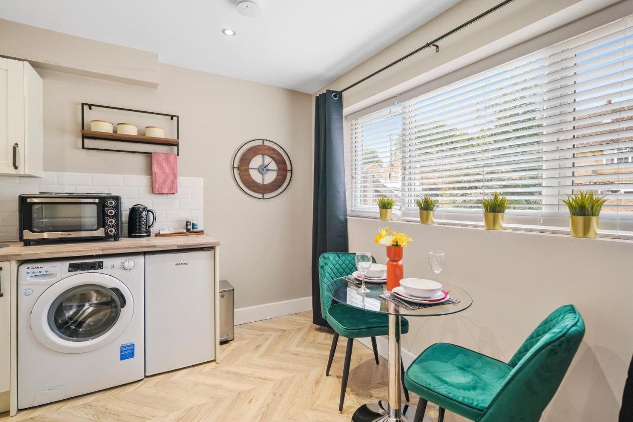 Cosy Heathrow Studios - Parking - Garden Londra Esterno foto