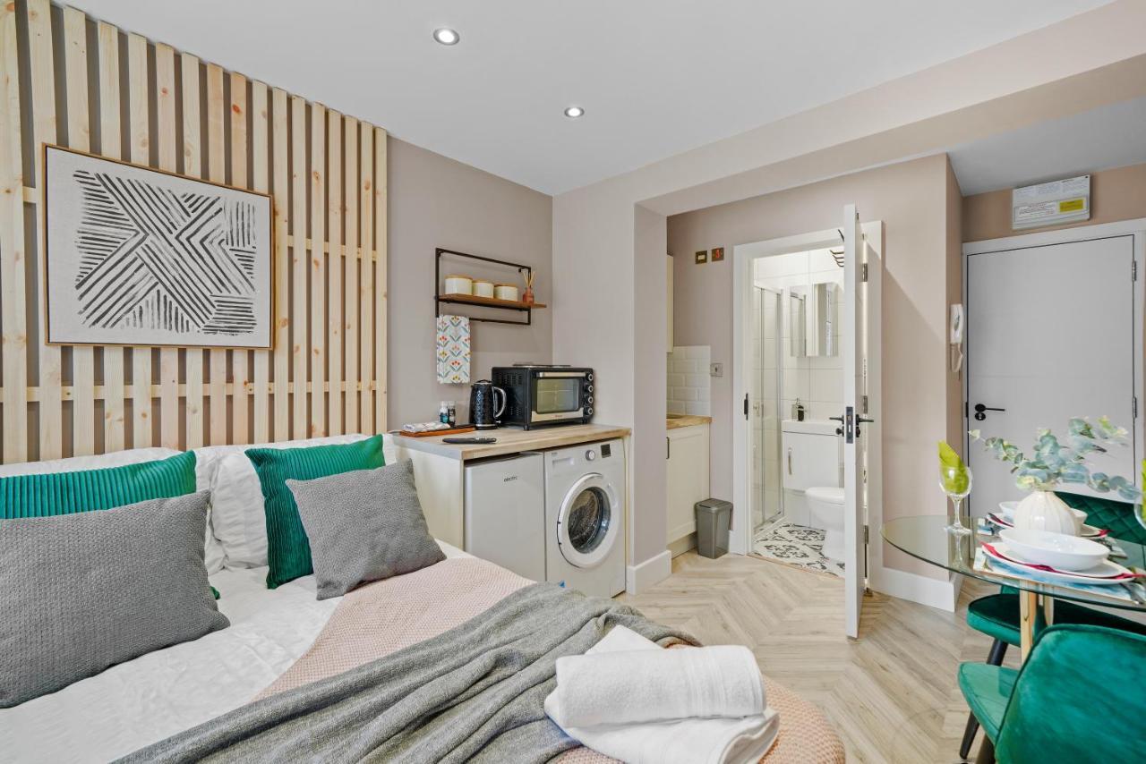 Cosy Heathrow Studios - Parking - Garden Londra Esterno foto