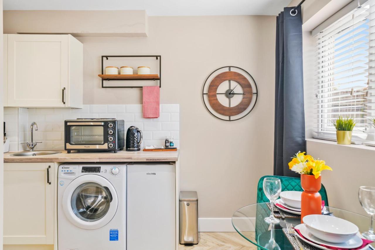 Cosy Heathrow Studios - Parking - Garden Londra Esterno foto