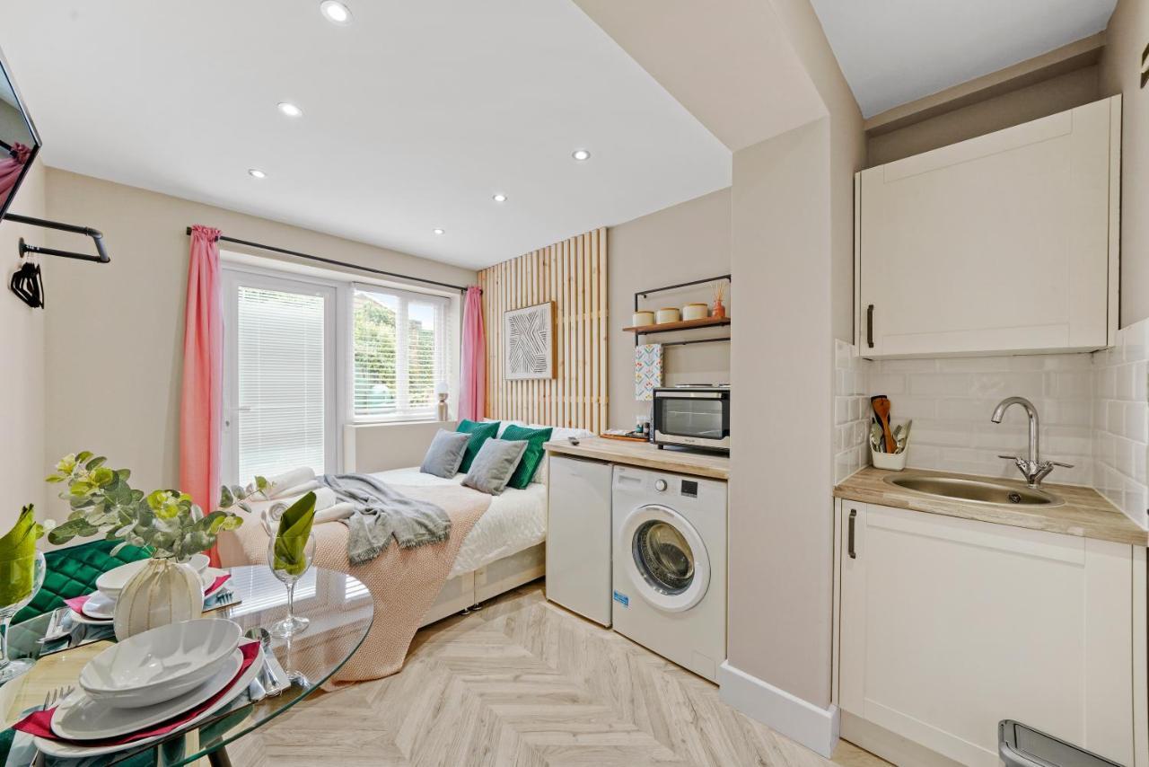 Cosy Heathrow Studios - Parking - Garden Londra Esterno foto