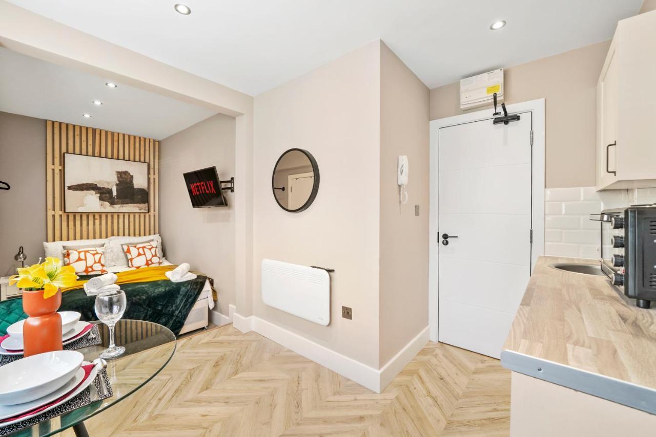 Cosy Heathrow Studios - Parking - Garden Londra Esterno foto