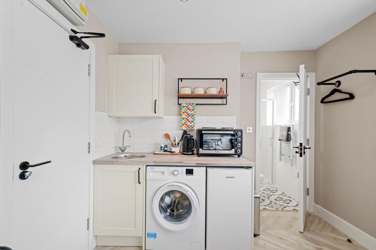 Cosy Heathrow Studios - Parking - Garden Londra Esterno foto