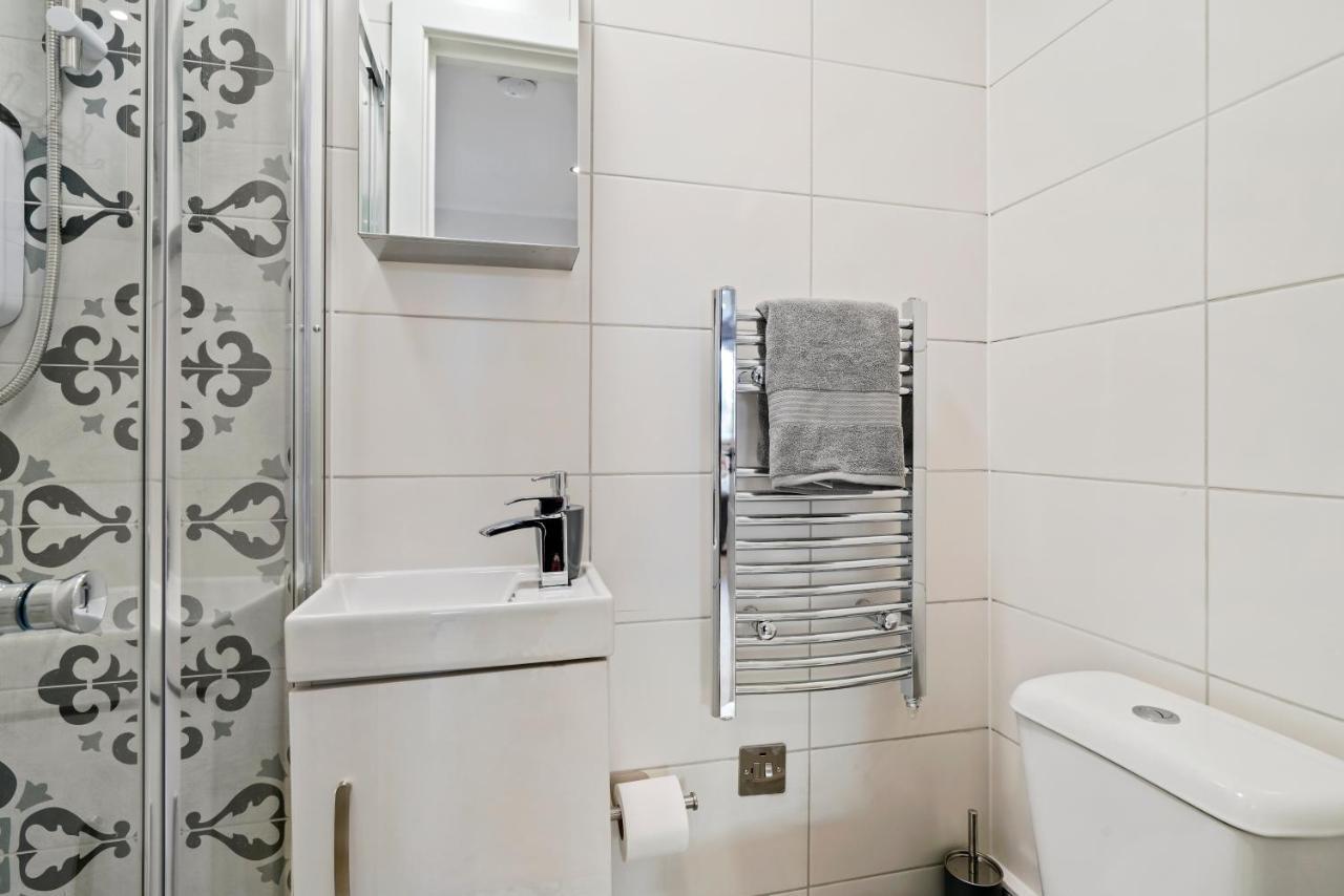 Cosy Heathrow Studios - Parking - Garden Londra Esterno foto