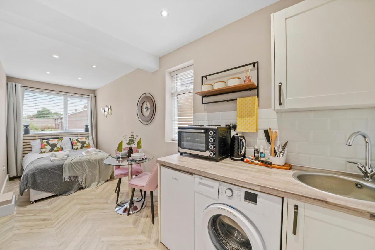 Cosy Heathrow Studios - Parking - Garden Londra Esterno foto