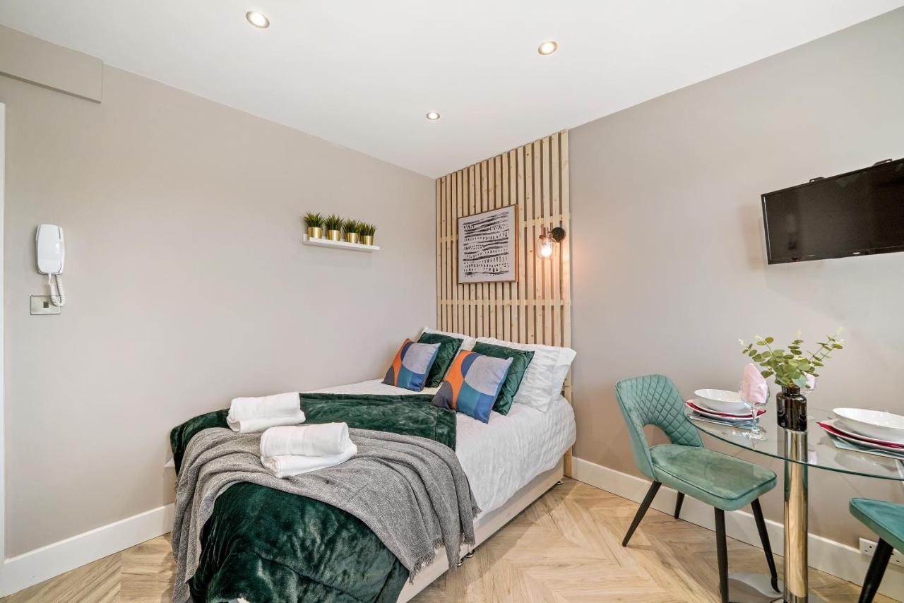 Cosy Heathrow Studios - Parking - Garden Londra Esterno foto