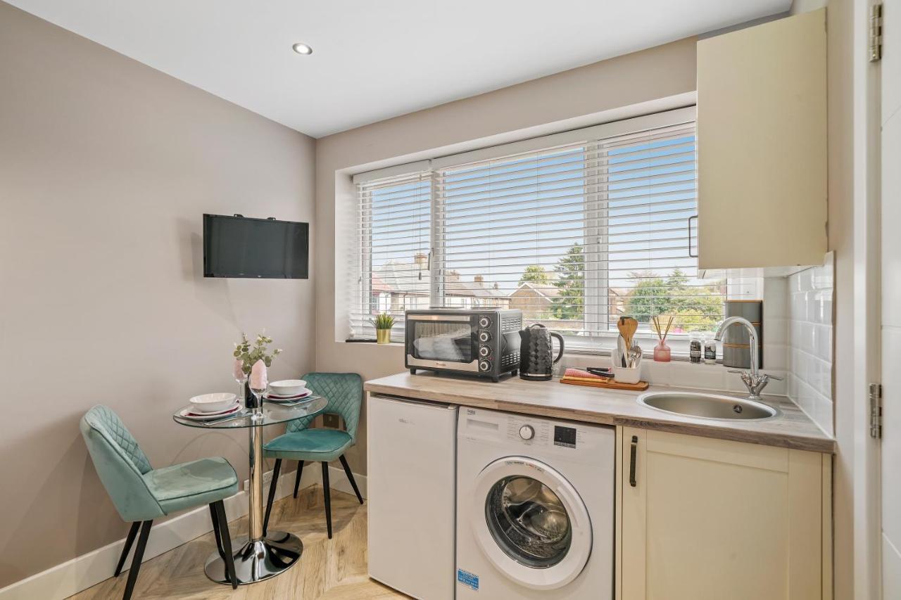 Cosy Heathrow Studios - Parking - Garden Londra Esterno foto
