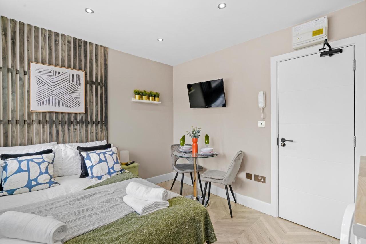 Cosy Heathrow Studios - Parking - Garden Londra Esterno foto