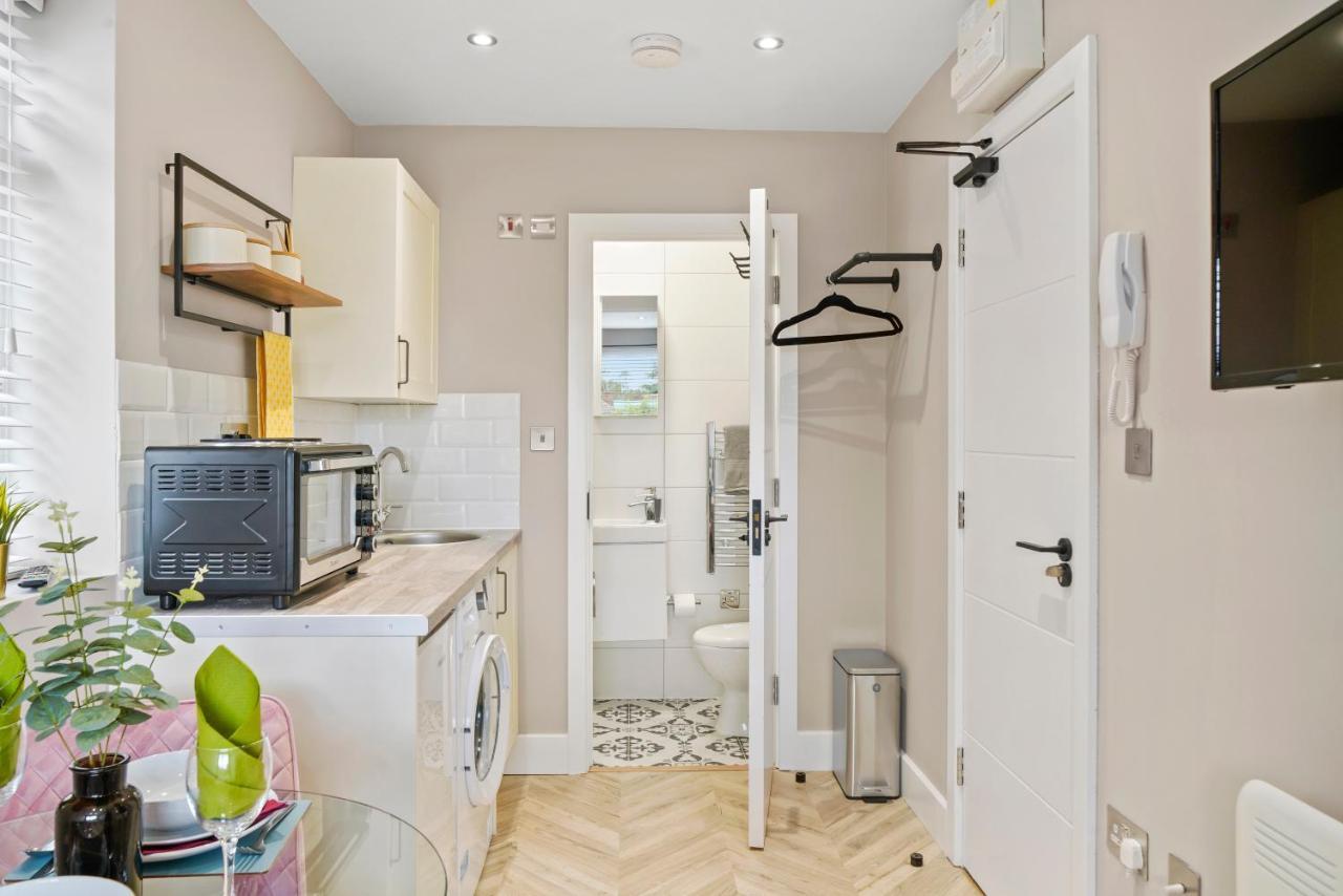 Cosy Heathrow Studios - Parking - Garden Londra Esterno foto