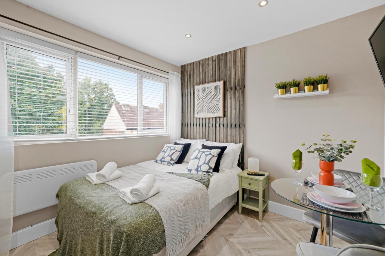 Cosy Heathrow Studios - Parking - Garden Londra Esterno foto
