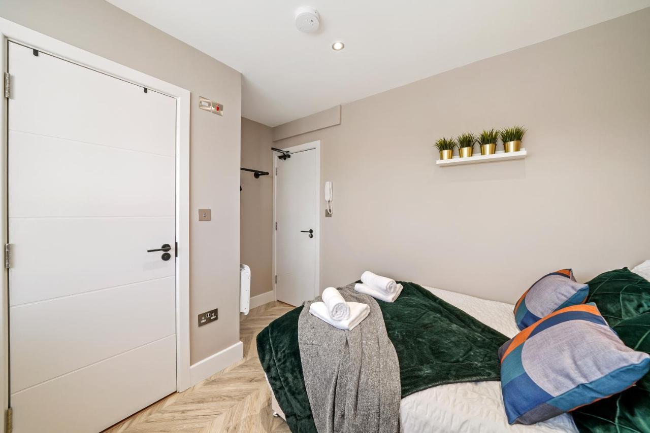 Cosy Heathrow Studios - Parking - Garden Londra Esterno foto