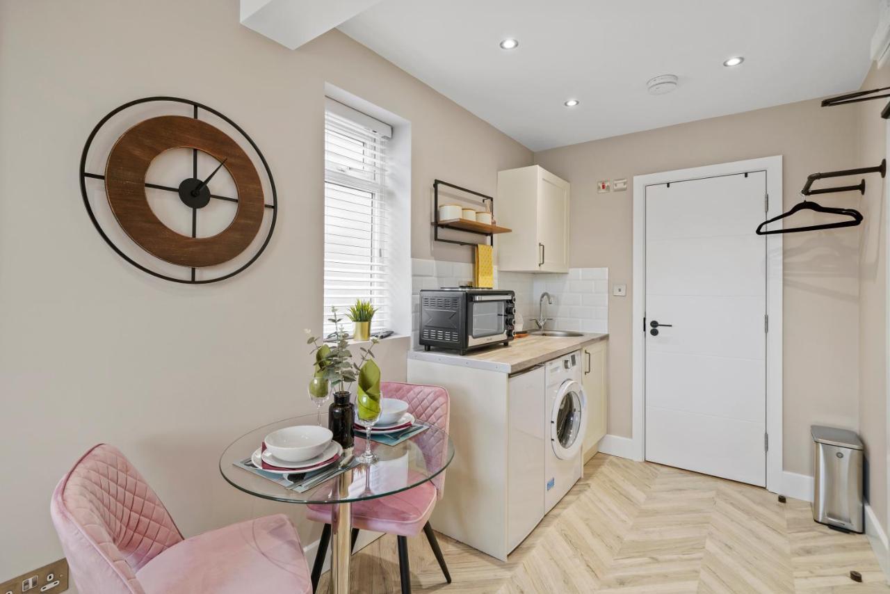 Cosy Heathrow Studios - Parking - Garden Londra Esterno foto