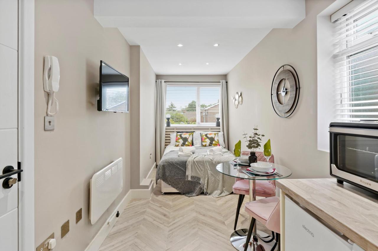 Cosy Heathrow Studios - Parking - Garden Londra Esterno foto